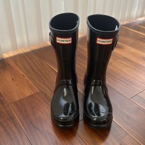 HUNTER HIGH GLOSS BLACK MID BOOTS SIZE US6